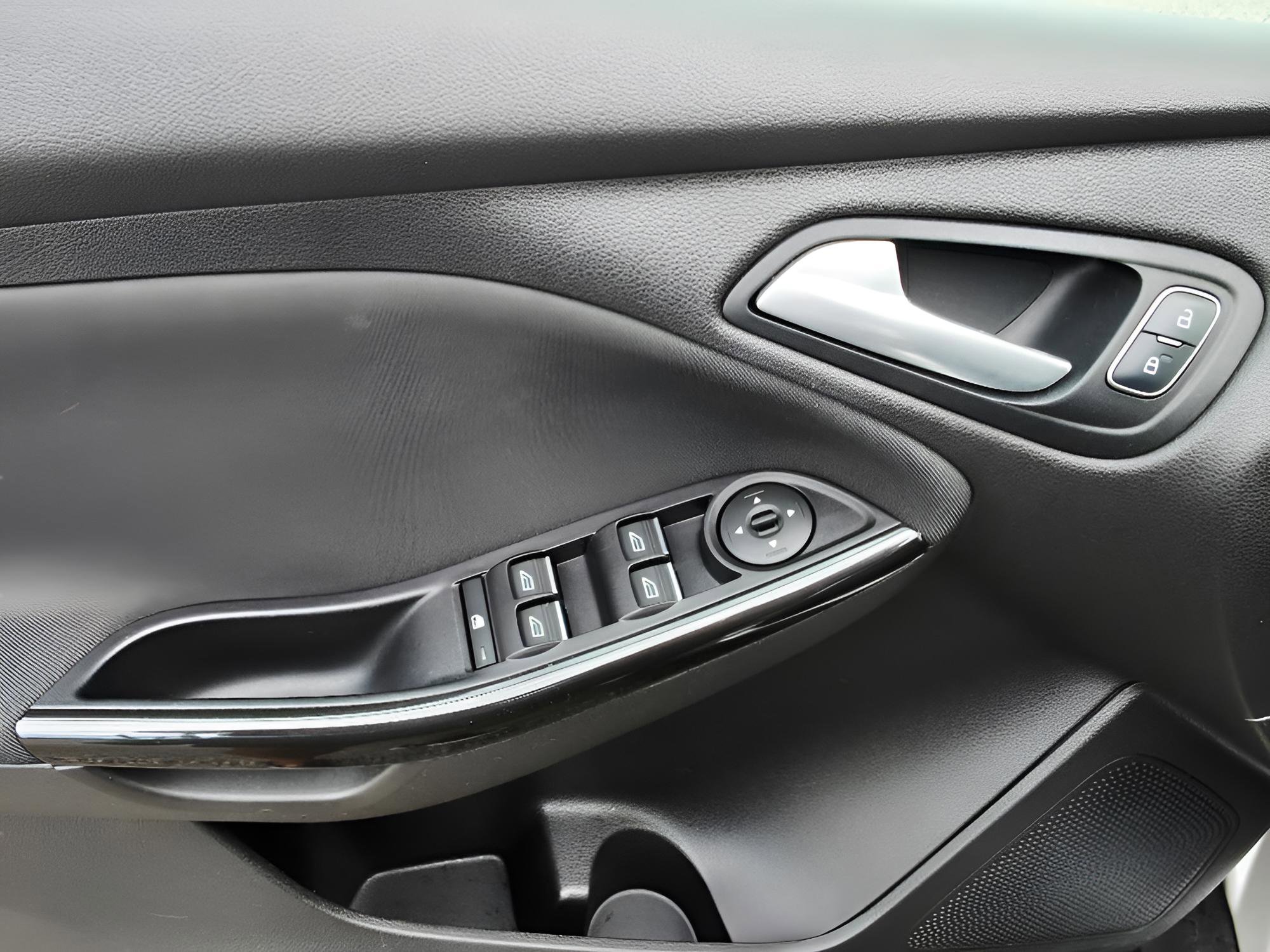 Used 2017 Ford Focus Titanium w/ Titanium Technology Package FWD image 20