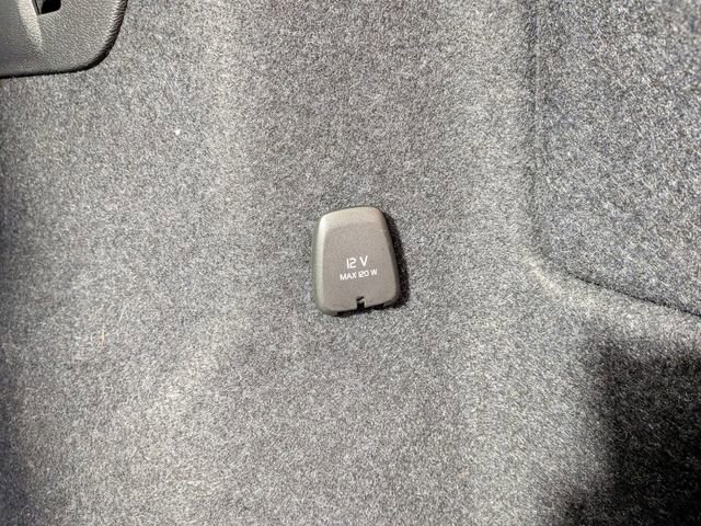 Used 2025 Volvo XC40 B5 Plus image 11