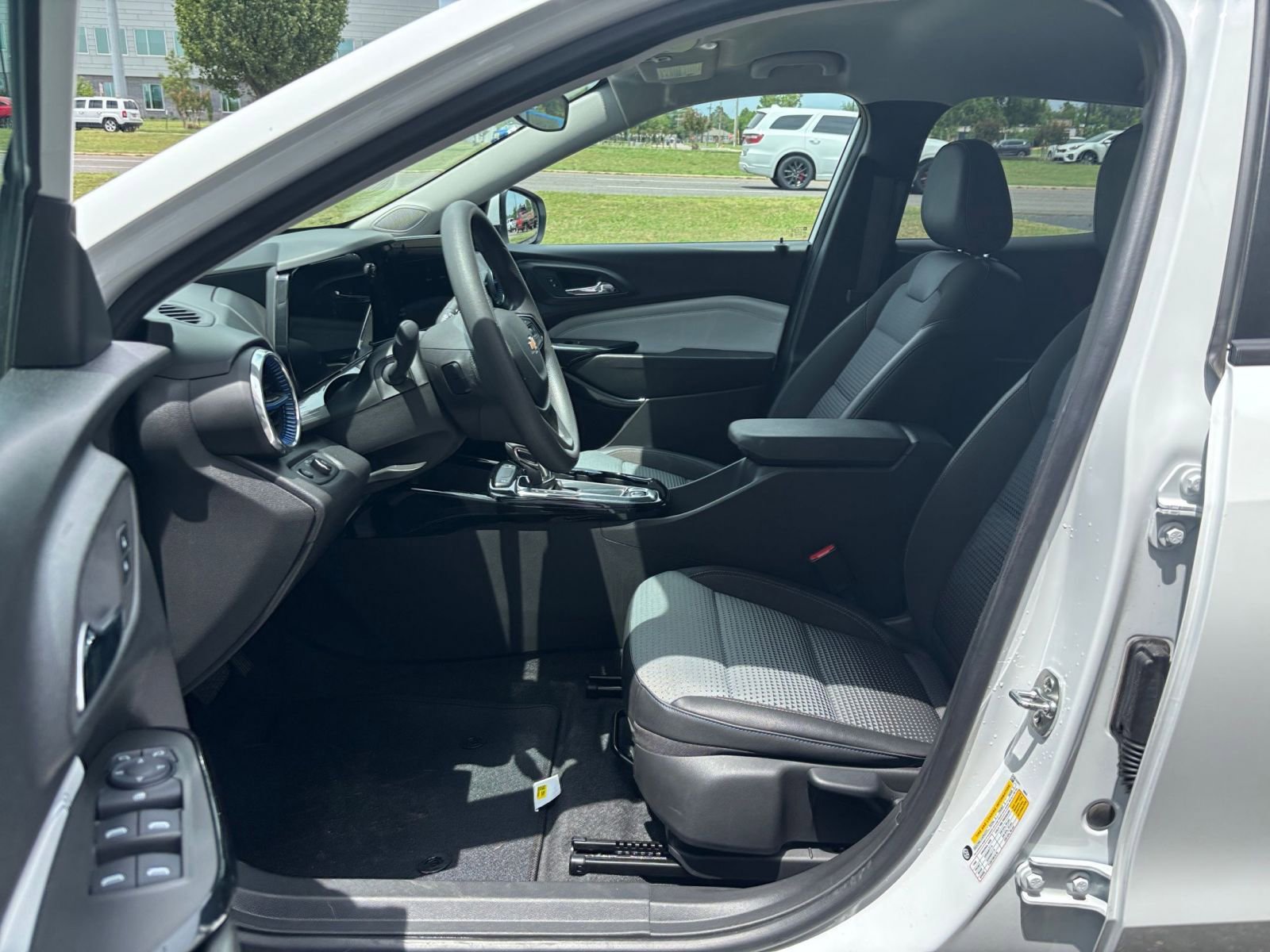 Used 2025 Chevrolet Trax LT FWD image 25
