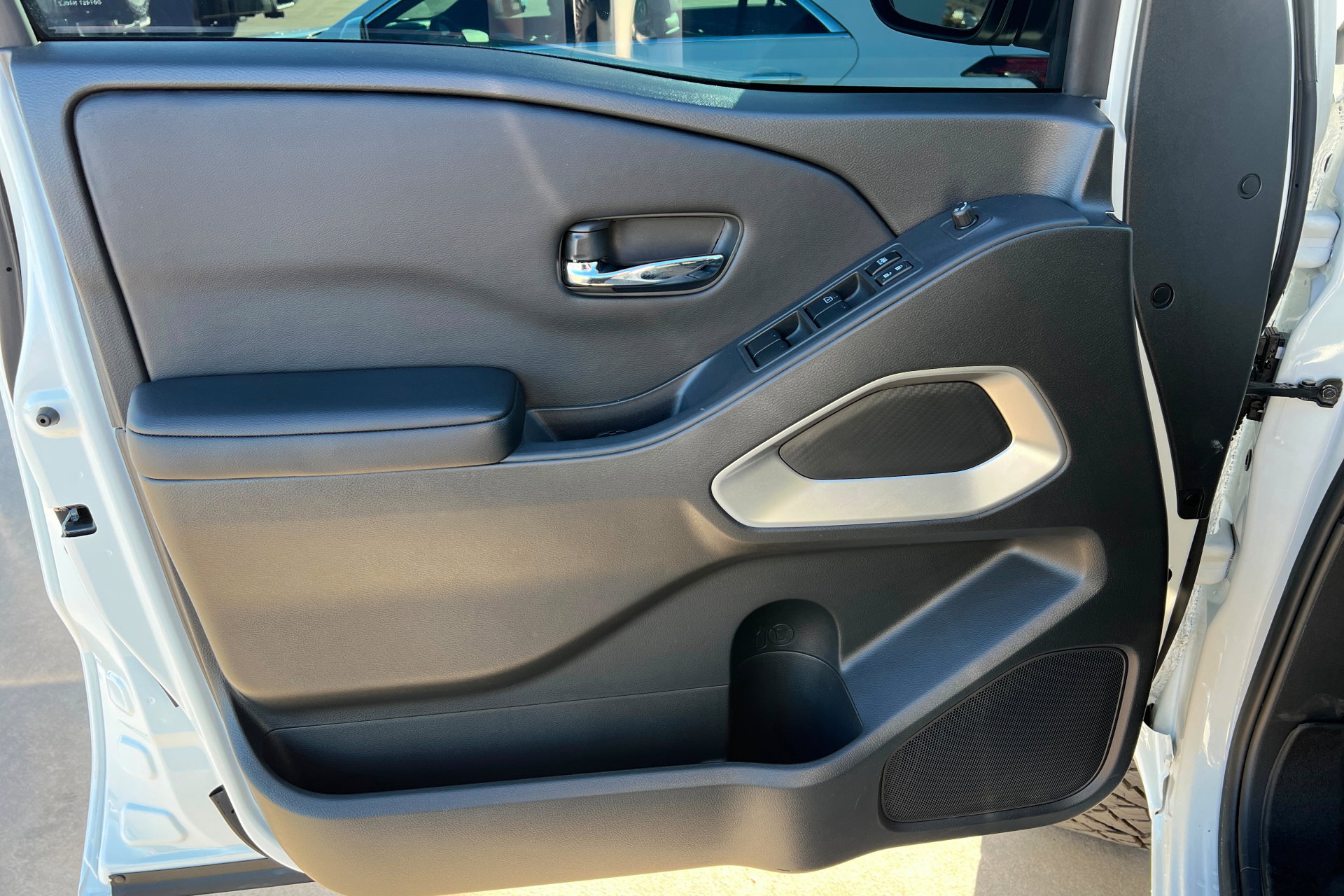 Used 2025 Nissan Frontier SV image 14