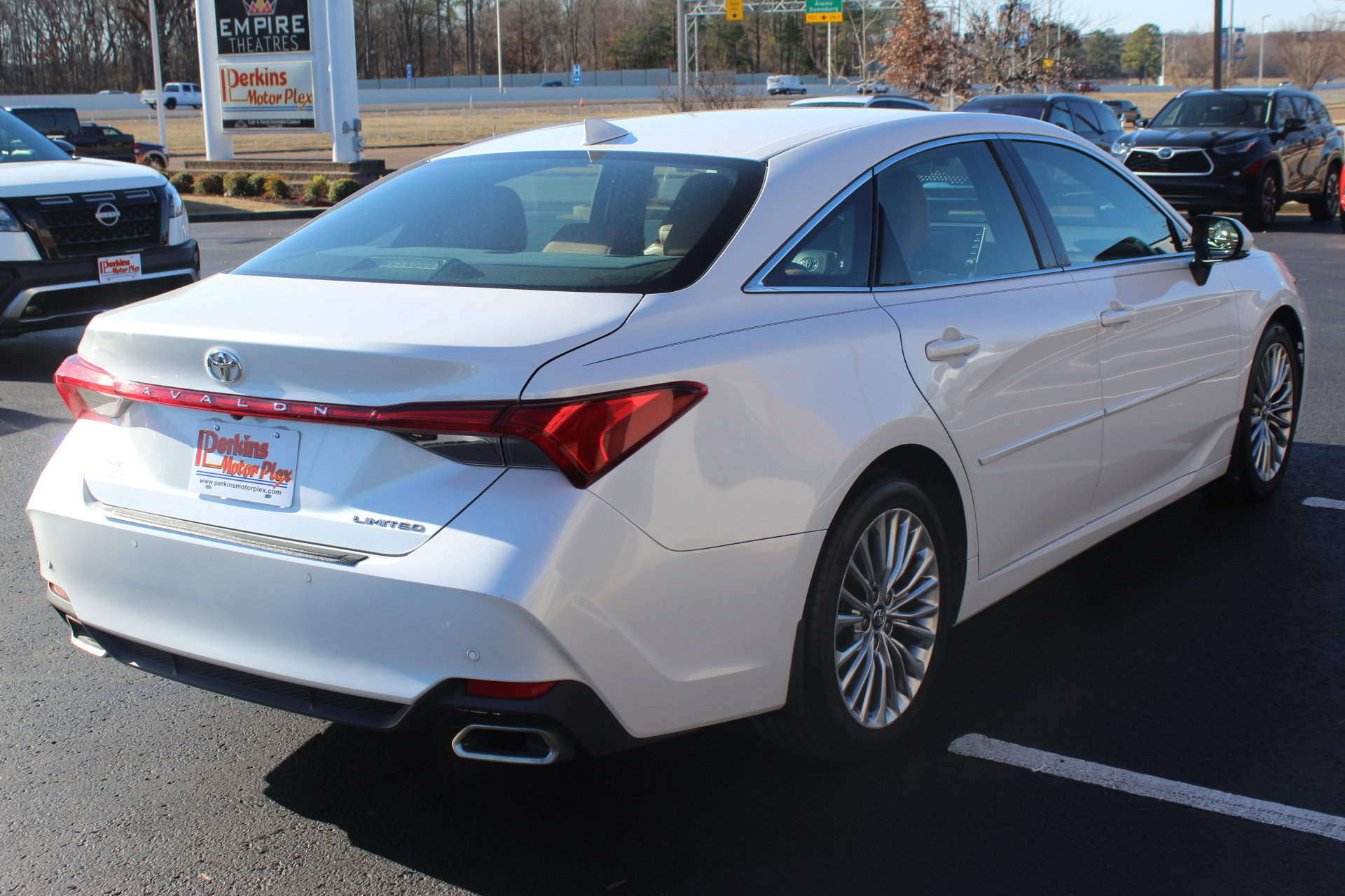 Used 2020 Toyota Avalon Limited image 6