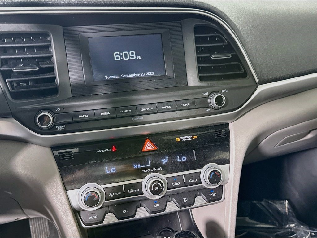 Used 2020 Hyundai Elantra SE FWD image 17