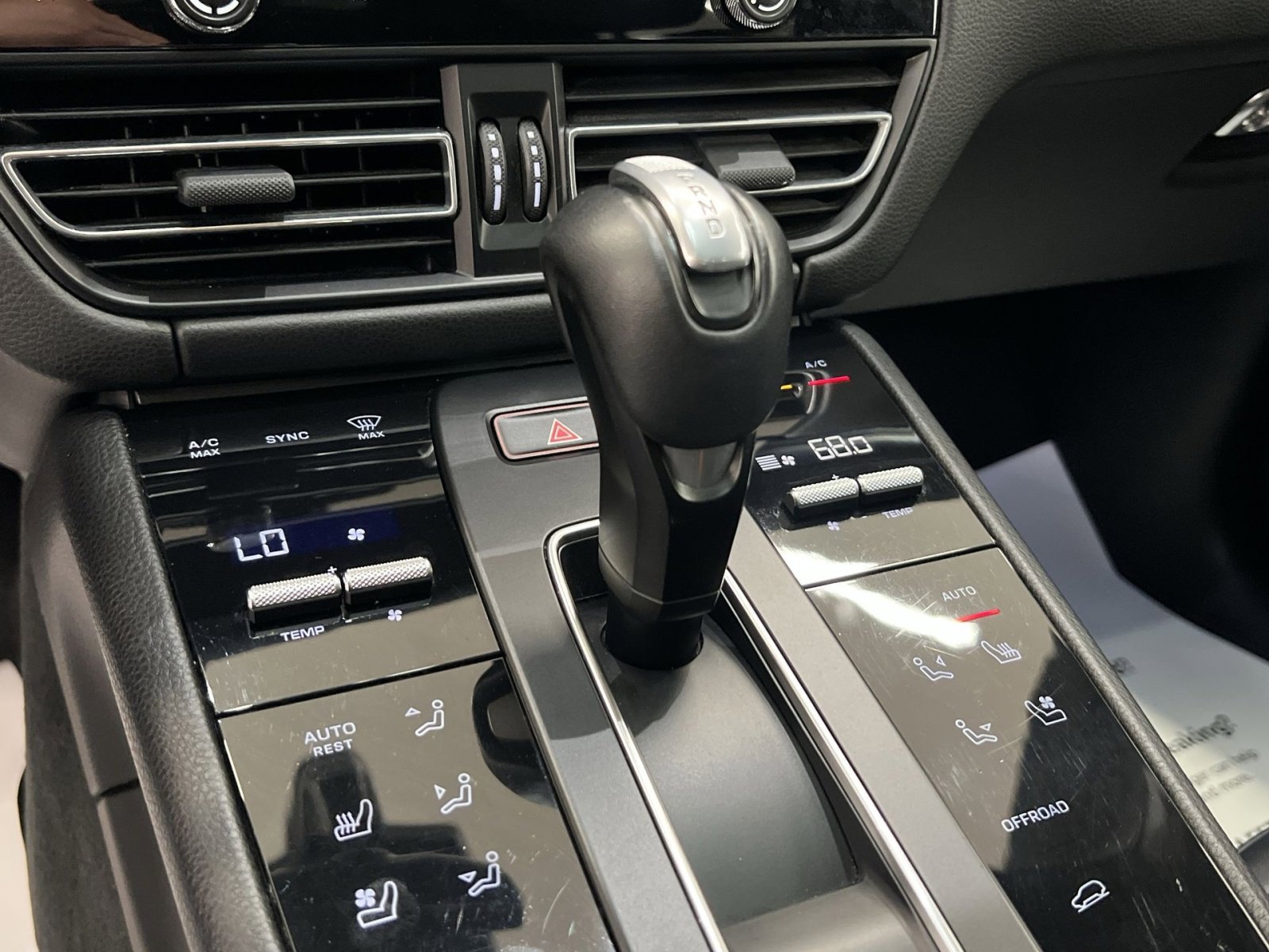 Used 2024 Porsche Macan AWD/4WD image 21