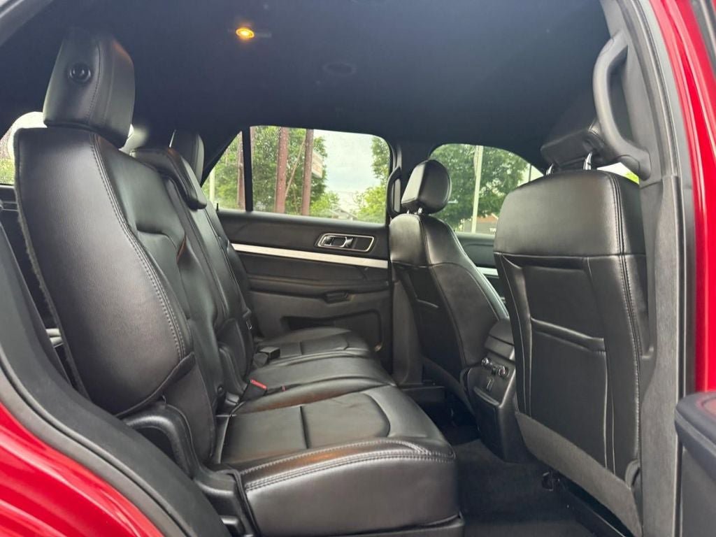 Used 2017 Ford Explorer XLT w/ Equipment Group 202A AWD/4WD image 11