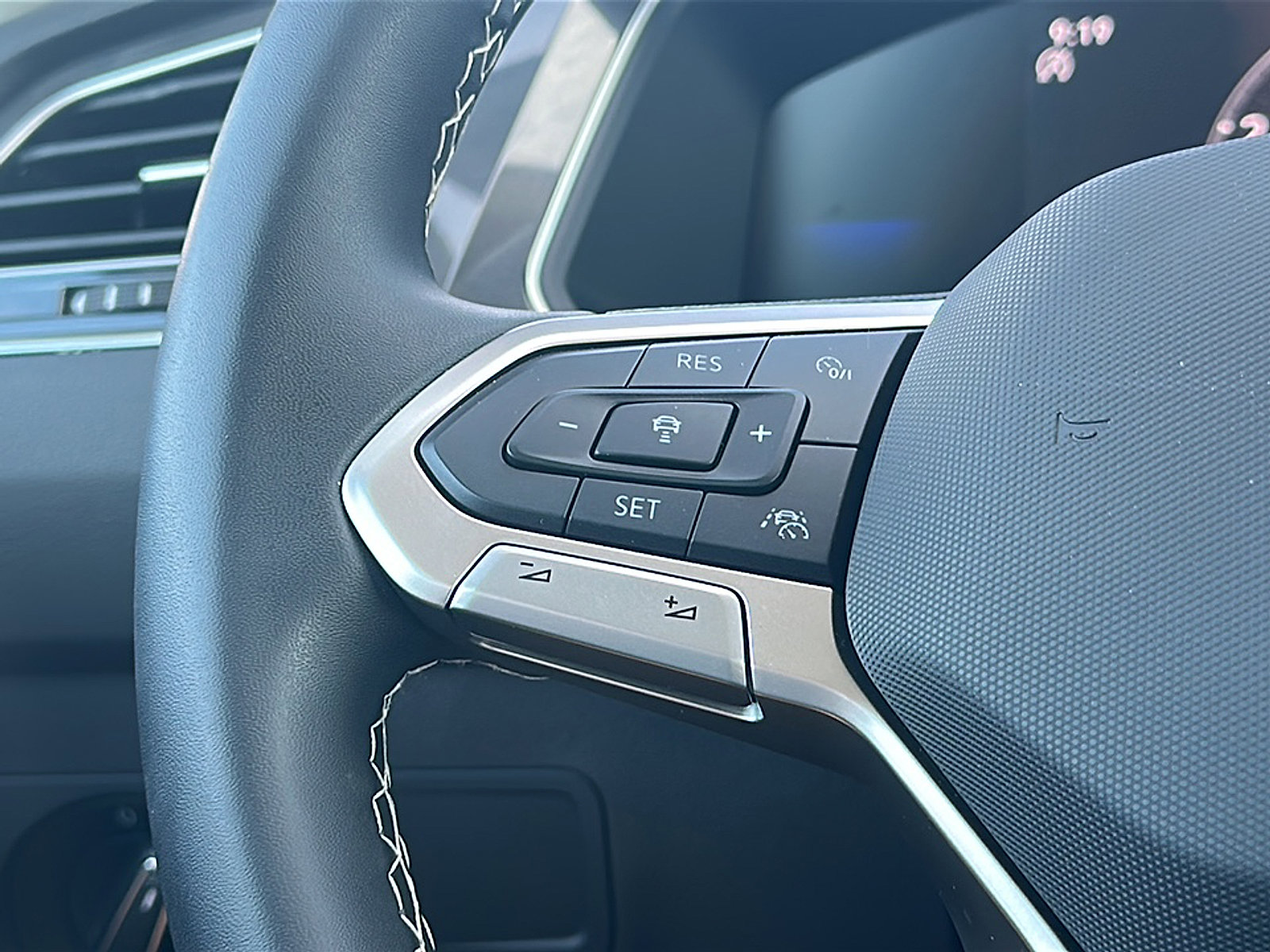 Used 2024 Volkswagen Tiguan SE w/ Panoramic Sunroof Package image 28