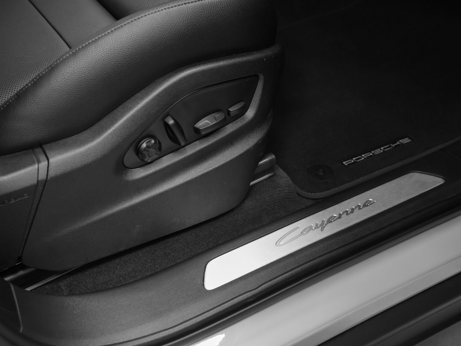 Certified 2025 Porsche Cayenne AWD/4WD image 21