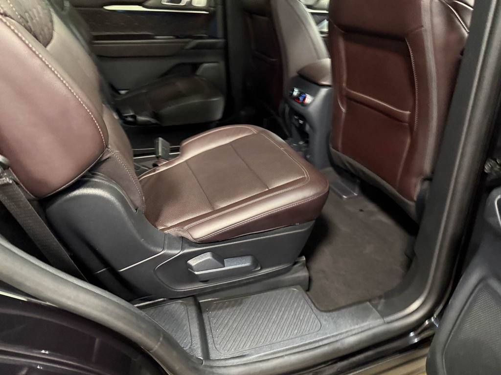 Used 2025 Ford Explorer Platinum w/ LUX Leather Package AWD/4WD image 65
