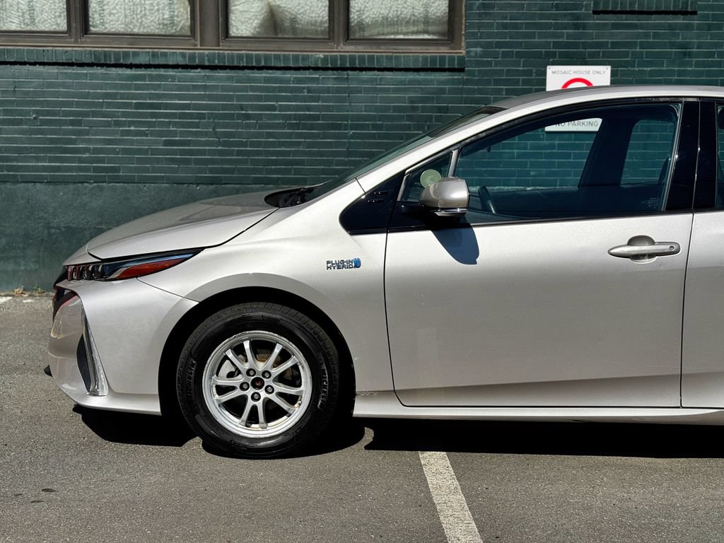 Used 2017 Toyota Prius Prime Premium w/ Preferred Accessory Package FWD image 6