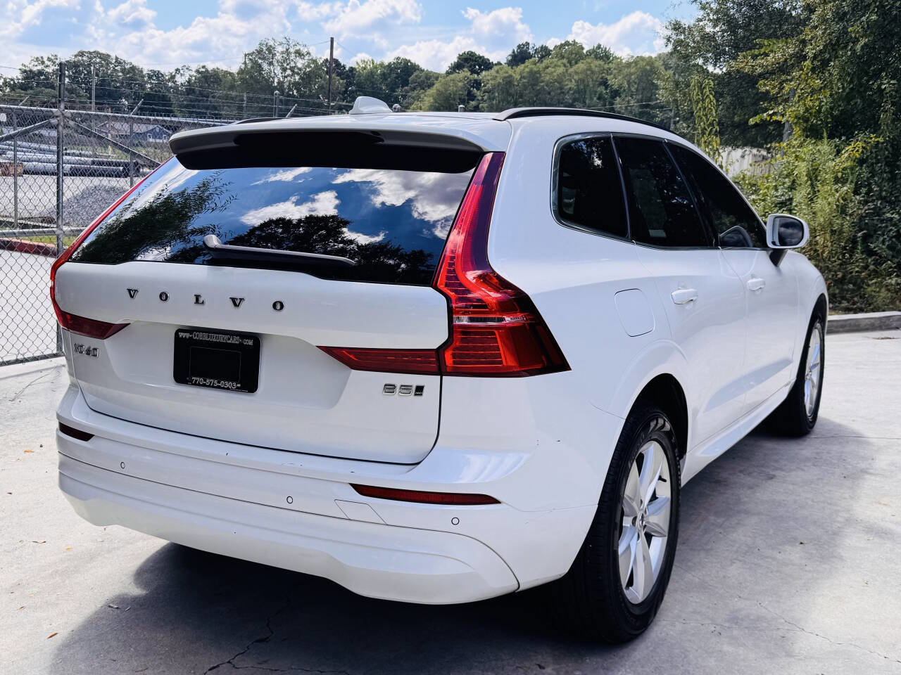 Used 2022 Volvo XC60 B5 Momentum image 4