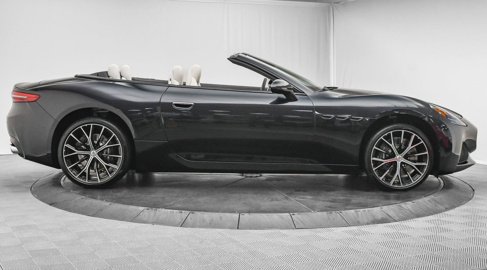 New 2025 Maserati GranCabrio Modena image 9