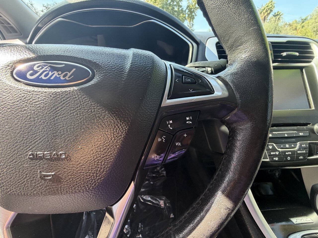 Used 2016 Ford Fusion SE FWD image 12