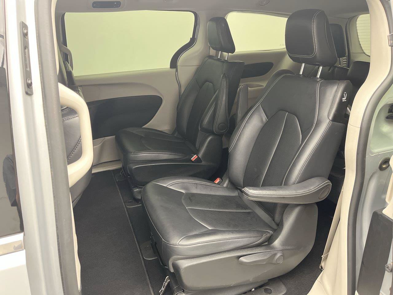 Used 2024 Chrysler Pacifica Limited FWD image 11