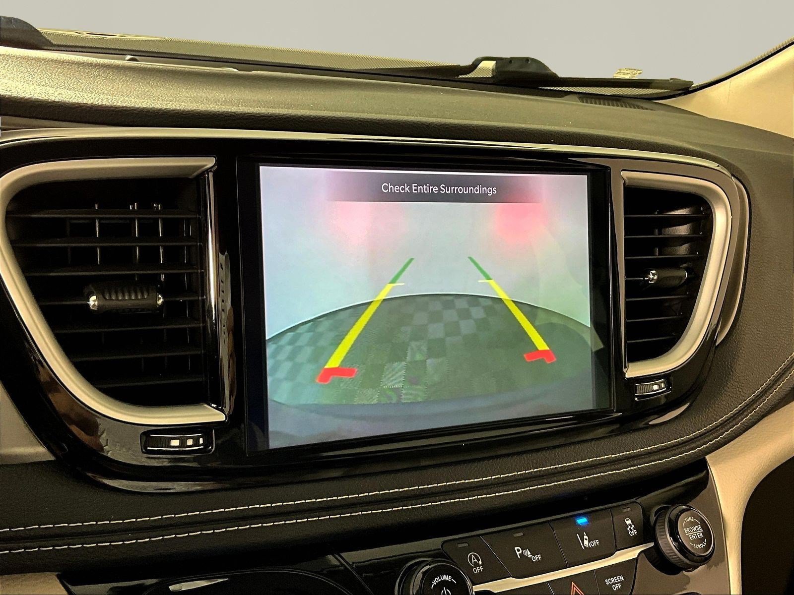 Used 2021 Chrysler Pacifica Touring-L FWD image 14