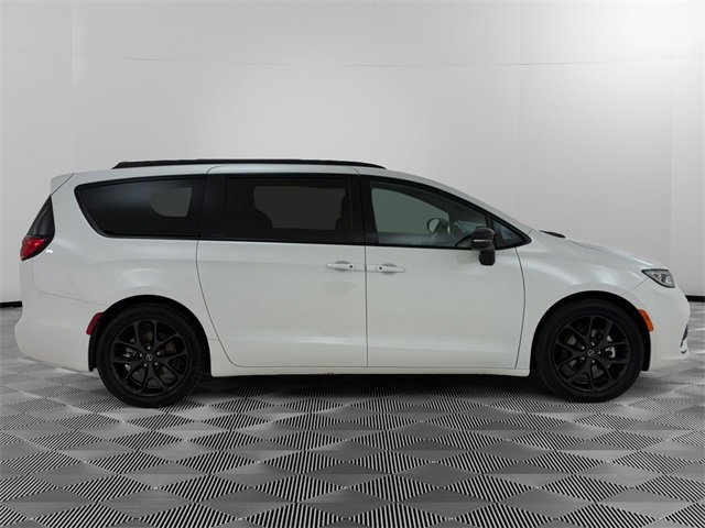 Used 2025 Chrysler Pacifica Limited image 2