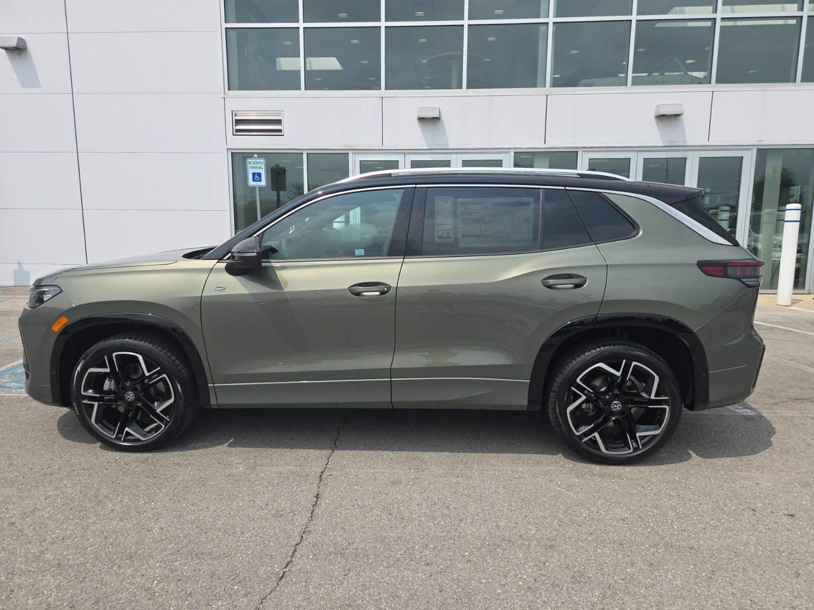 New 2026 Volkswagen Tiguan SEL R-Line AWD/4WD image 10