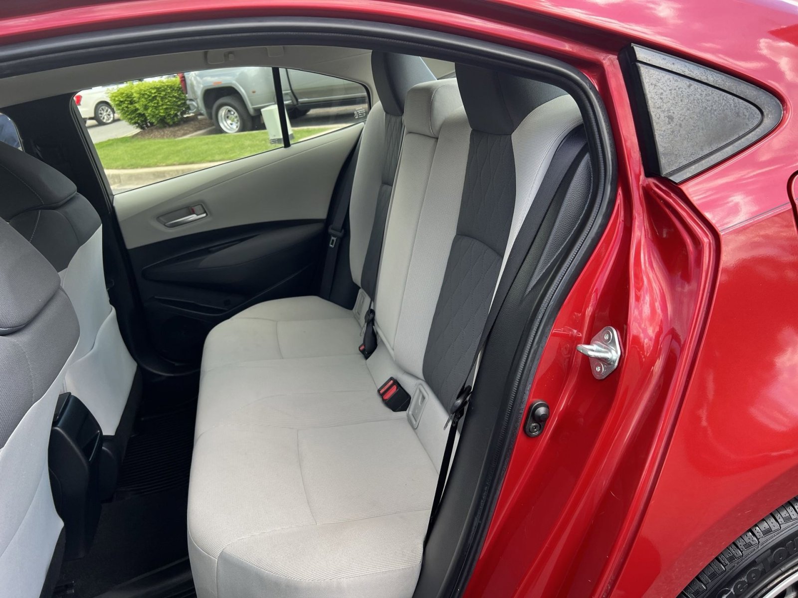 Used 2020 Toyota Corolla LE w/ Carpet Mat Package (TMS) FWD image 30