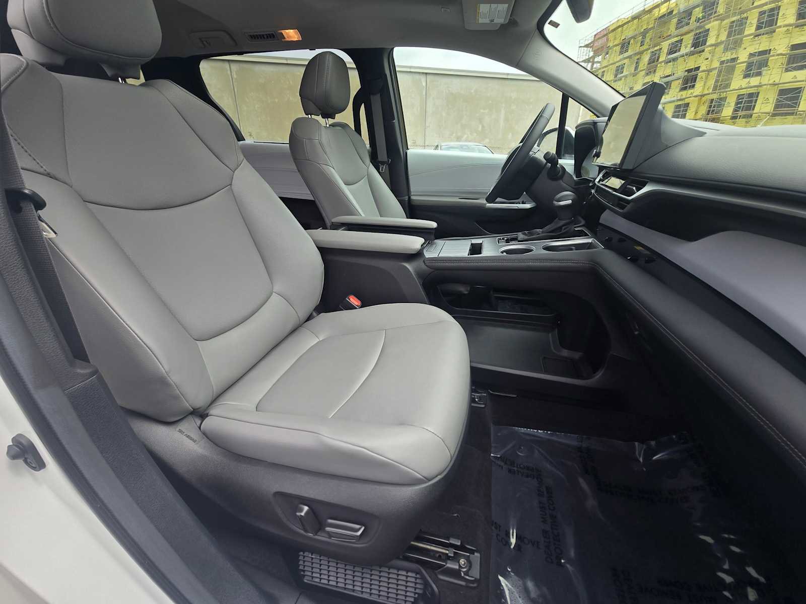 Used 2025 Toyota Sienna XLE AWD/4WD image 10