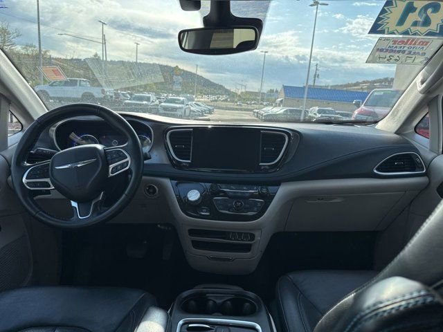 Used 2021 Chrysler Pacifica Touring-L FWD image 7