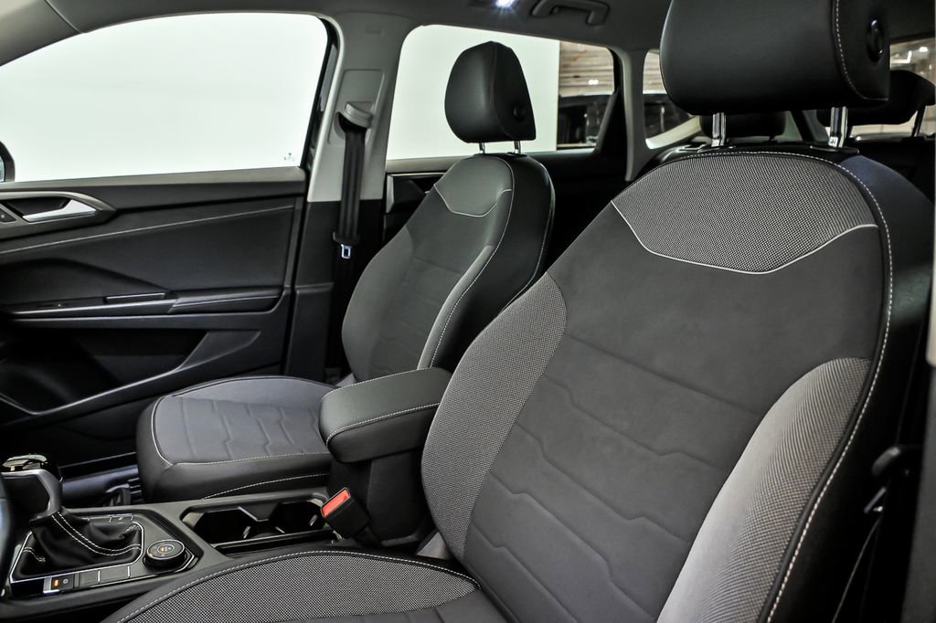 Used 2025 Volkswagen Taos SE AWD/4WD image 13