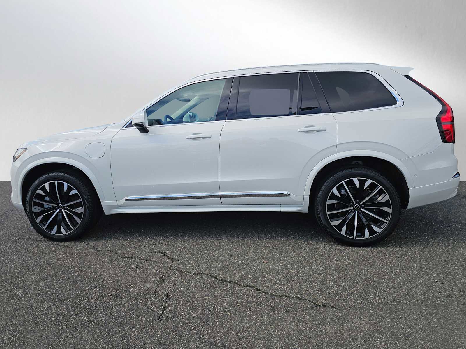 Used 2025 Volvo XC90 T8 Plus w/ Protection Package Premier image 6