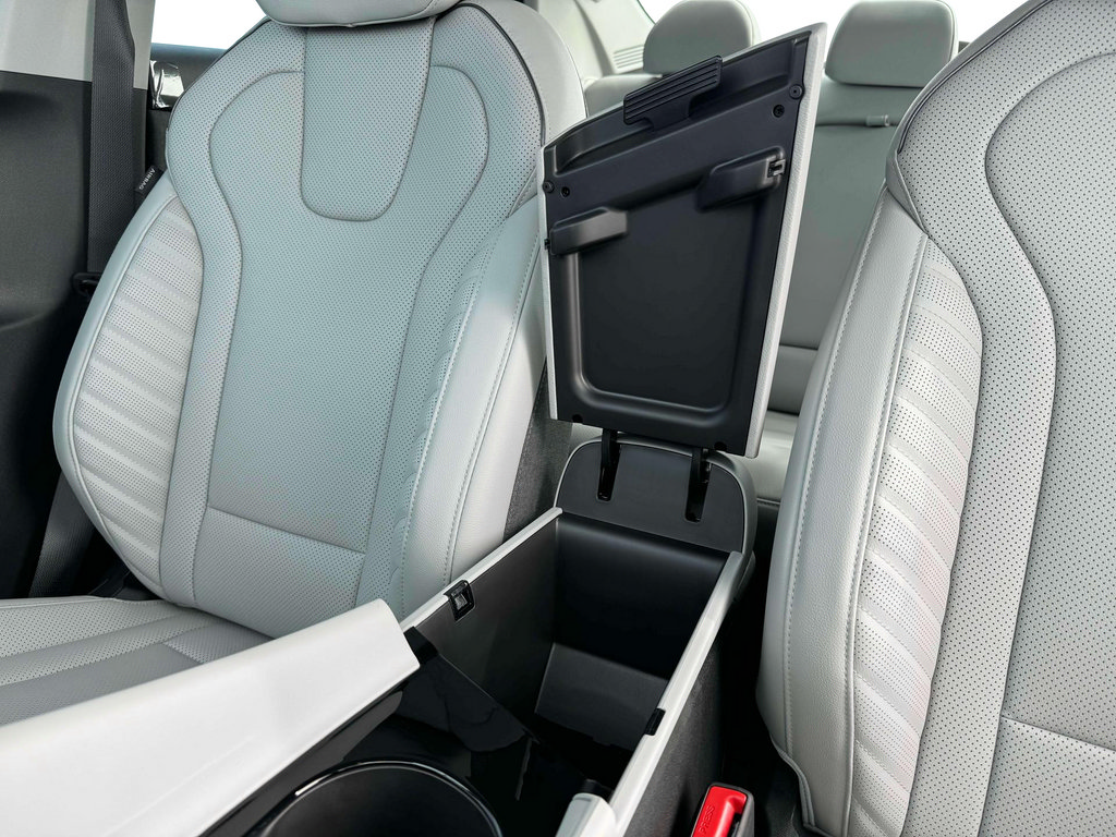 Used 2025 Hyundai Elantra Limited FWD image 19