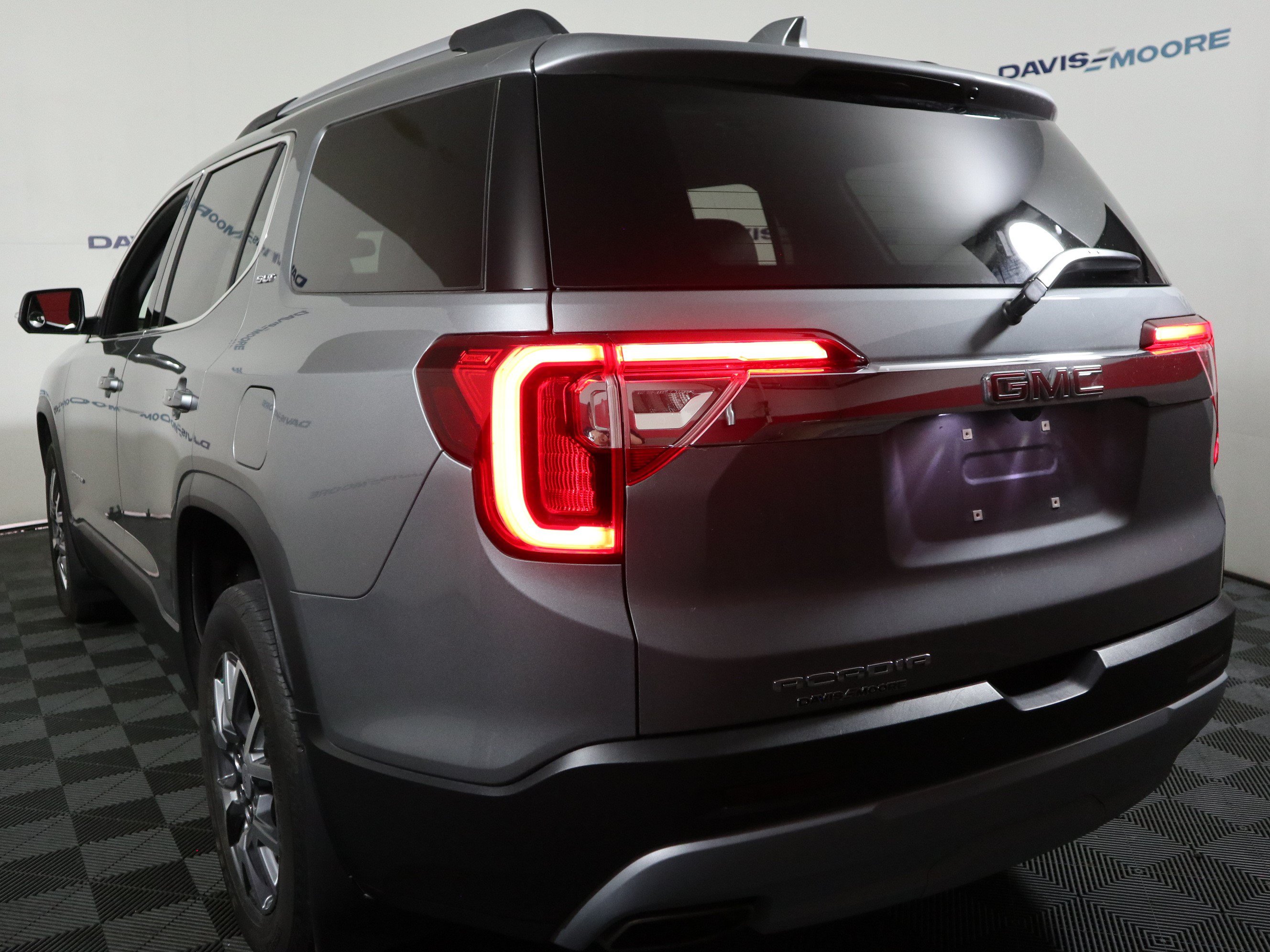 Used 2023 GMC Acadia SLT w/ Technology Package FWD image 9