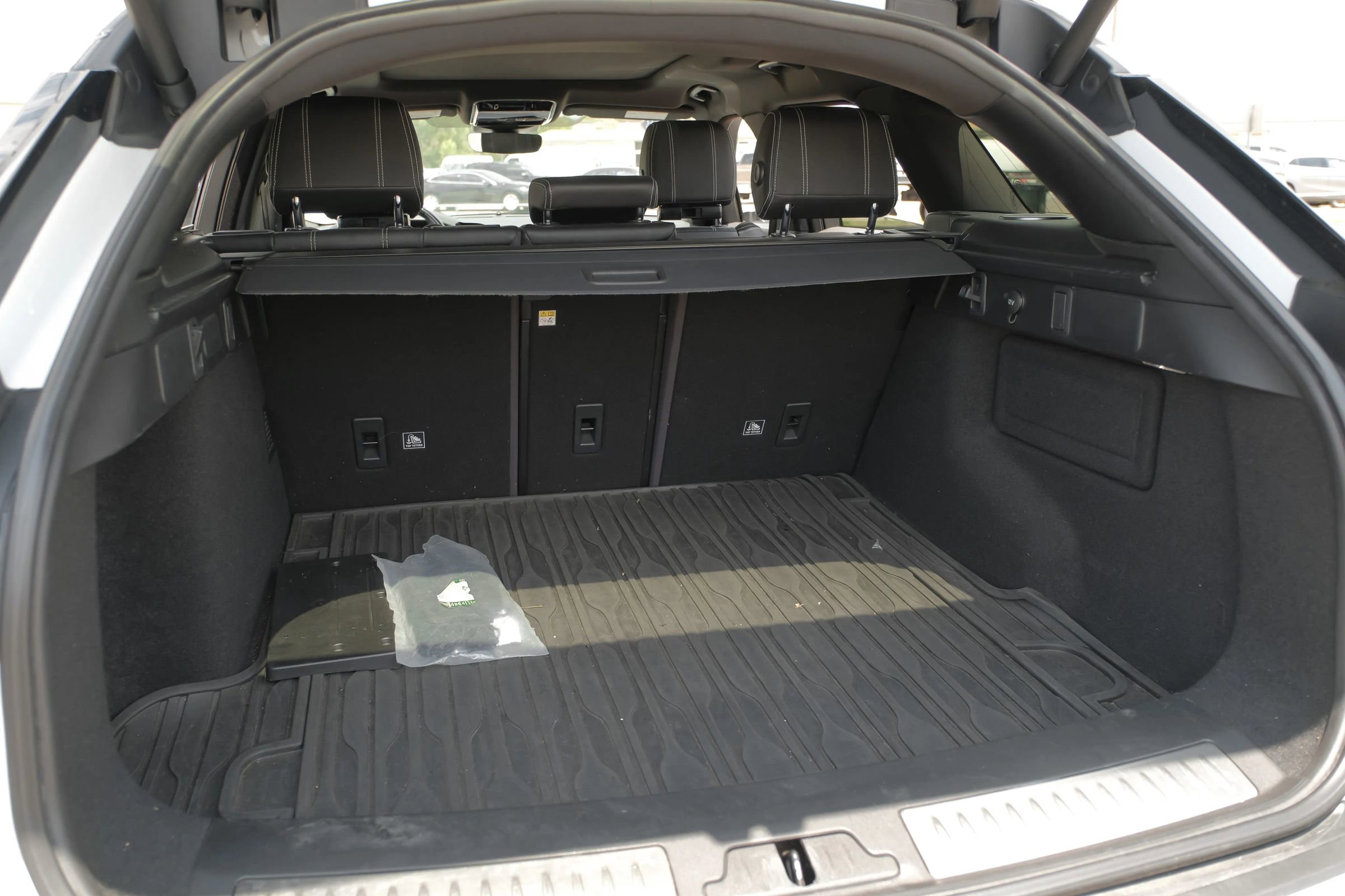 Used 2018 Land Rover Range Rover Velar R-Dynamic SE image 47