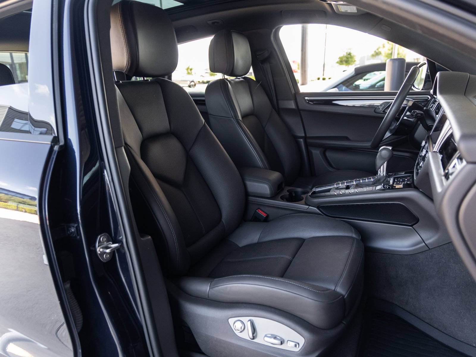 Certified 2021 Porsche Macan AWD/4WD image 40
