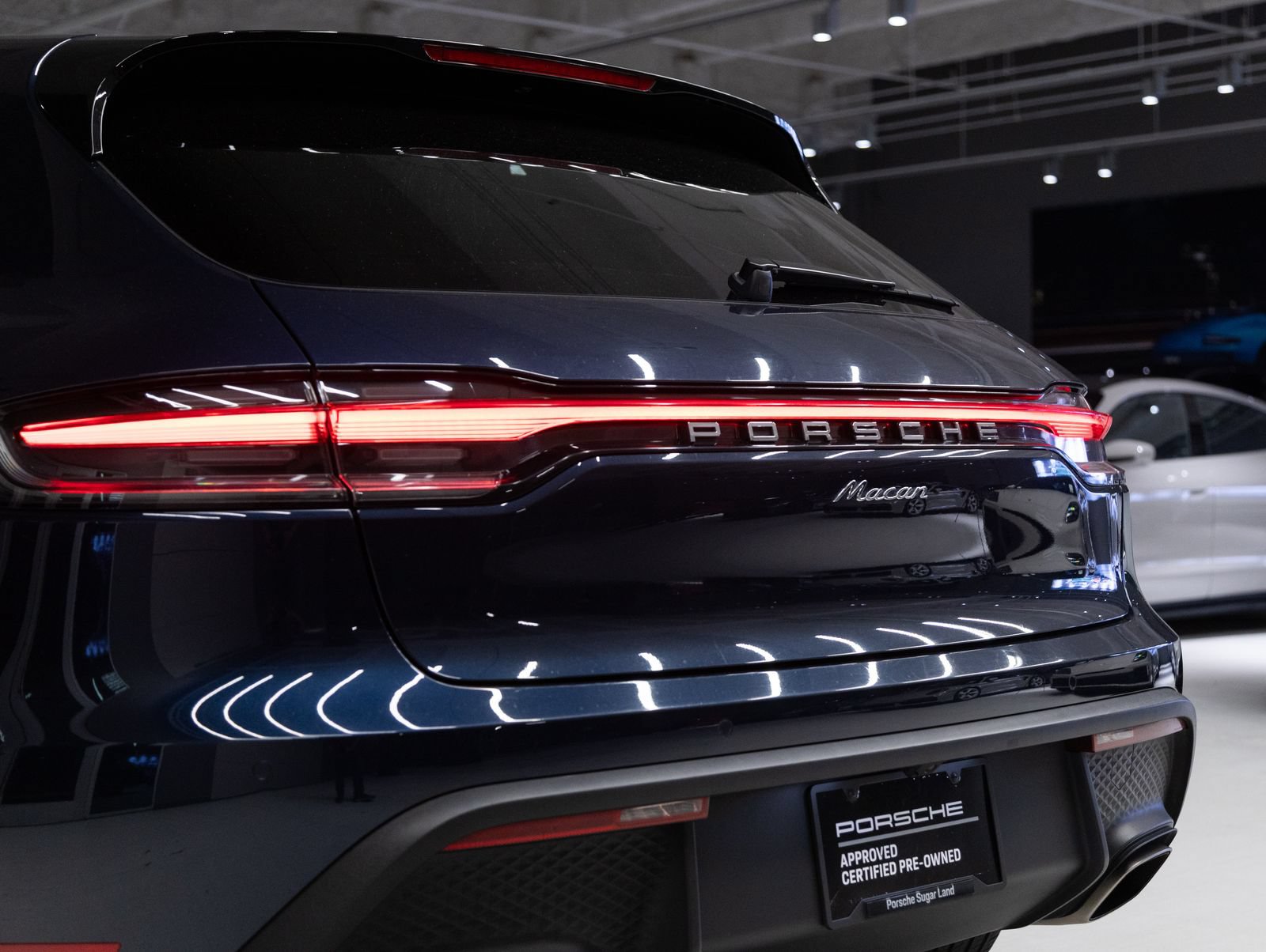 Certified 2023 Porsche Macan AWD/4WD image 31