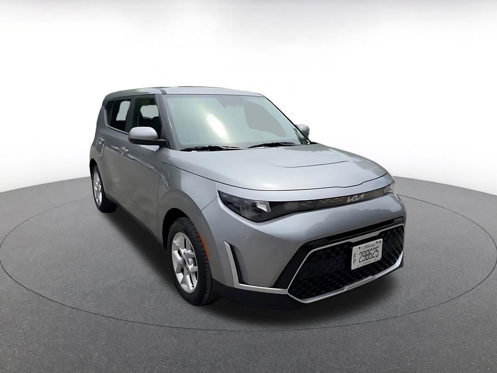 Used 2025 Kia Soul LX w/ LX Technology Package FWD image 3