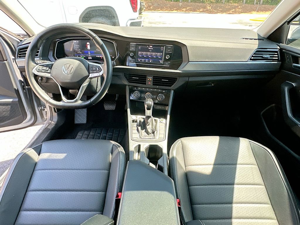 Used 2024 Volkswagen Jetta SE FWD image 3