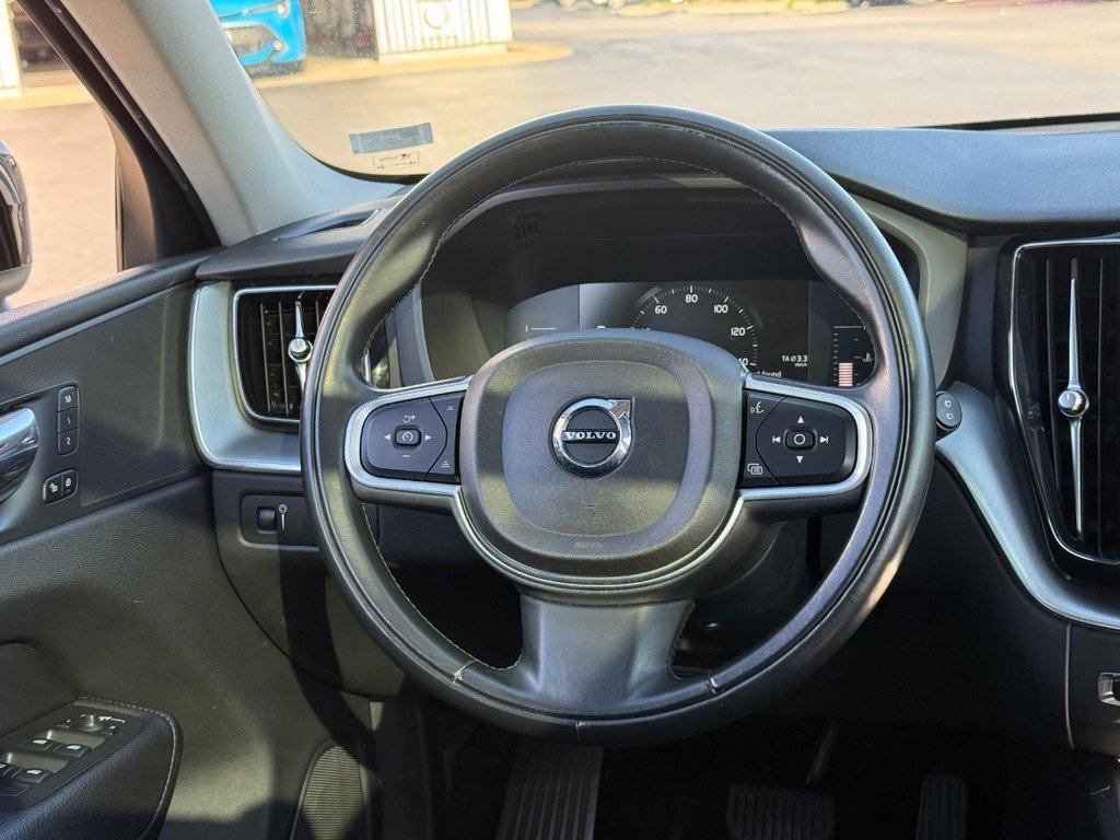 Used 2018 Volvo XC60 T6 Momentum w/ Vision Package AWD/4WD image 15