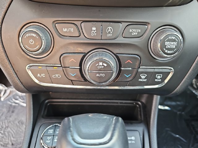 Used 2022 Jeep Cherokee Trailhawk w/ Comfort/Convenience Group AWD/4WD image 27