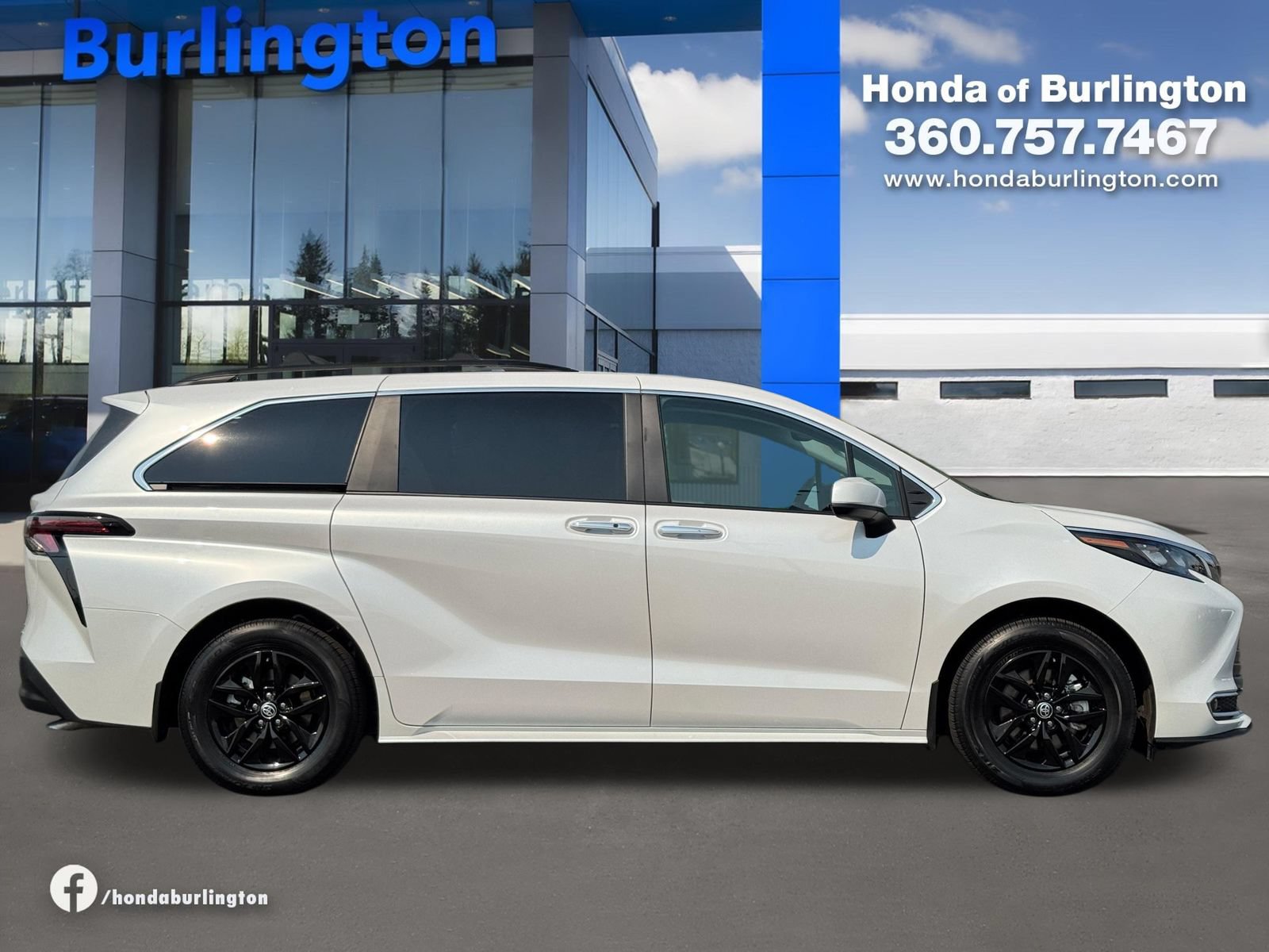 Used 2024 Toyota Sienna XLE w/ XLE Plus Package AWD/4WD image 7