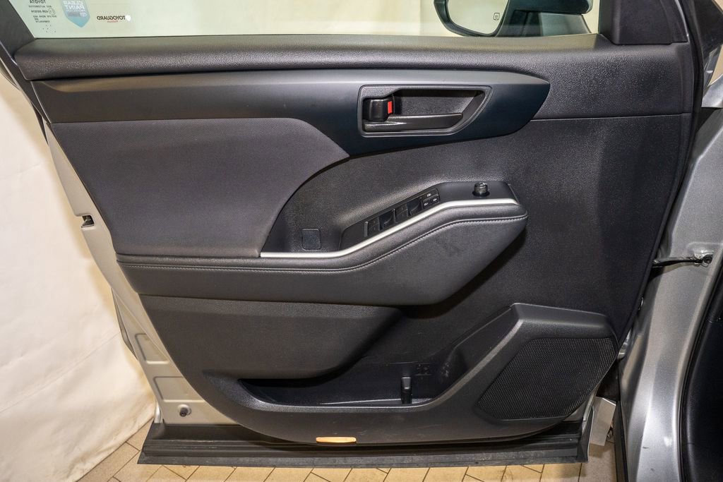 Used 2023 Toyota Highlander L image 14