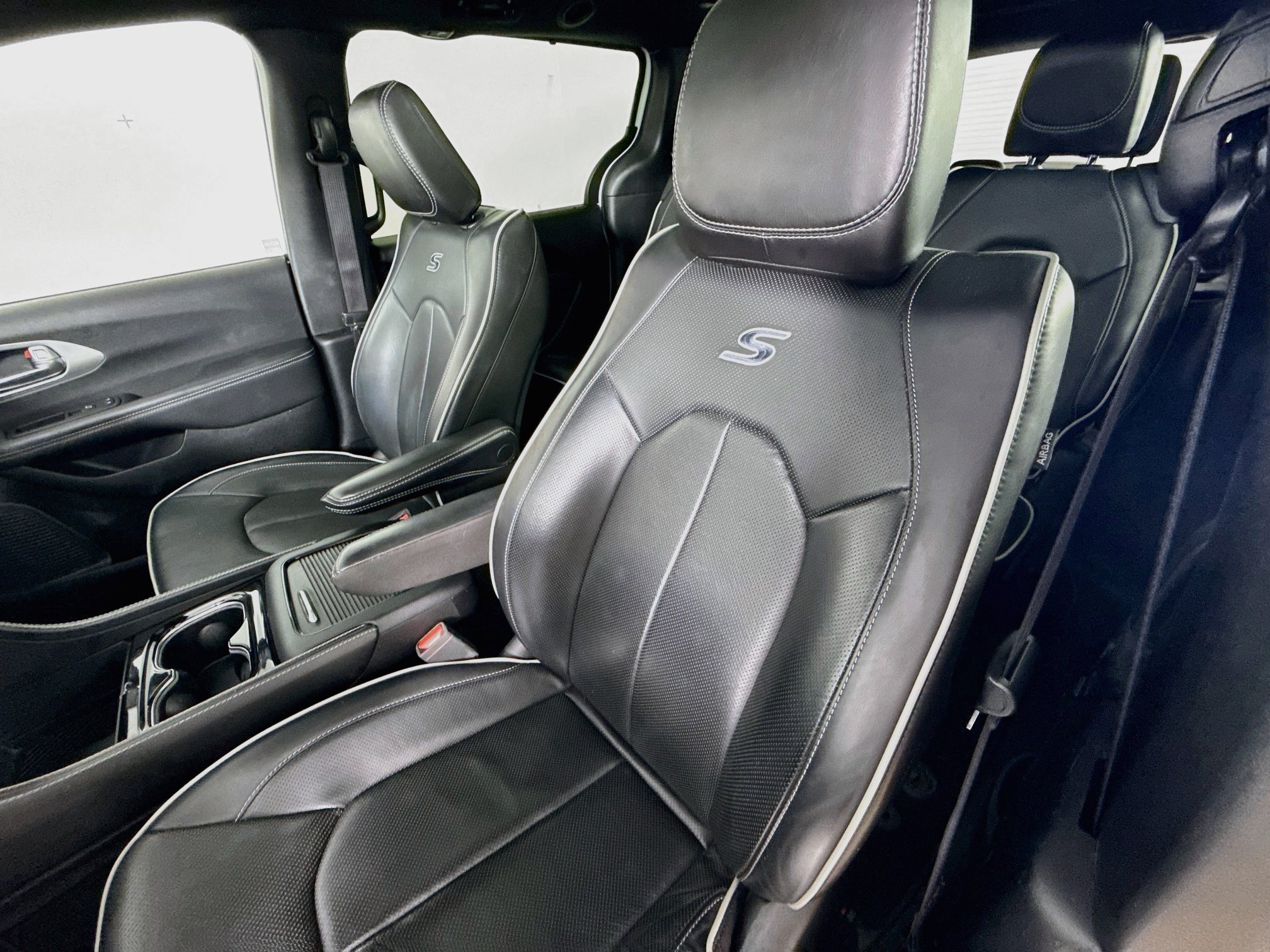 Used 2025 Chrysler Pacifica Limited FWD image 11