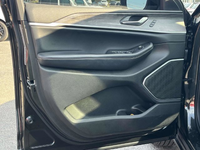 Used 2022 Jeep Grand Cherokee L Limited AWD/4WD image 15