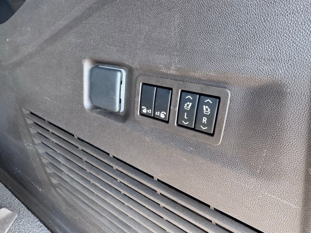Used 2022 GMC Yukon XL Denali w/ Denali Premium Package image 43