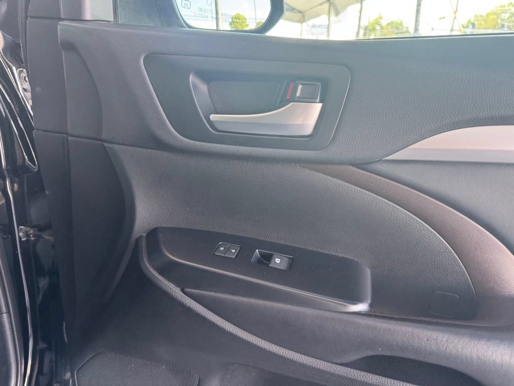 Used 2019 Toyota Highlander XLE FWD image 16