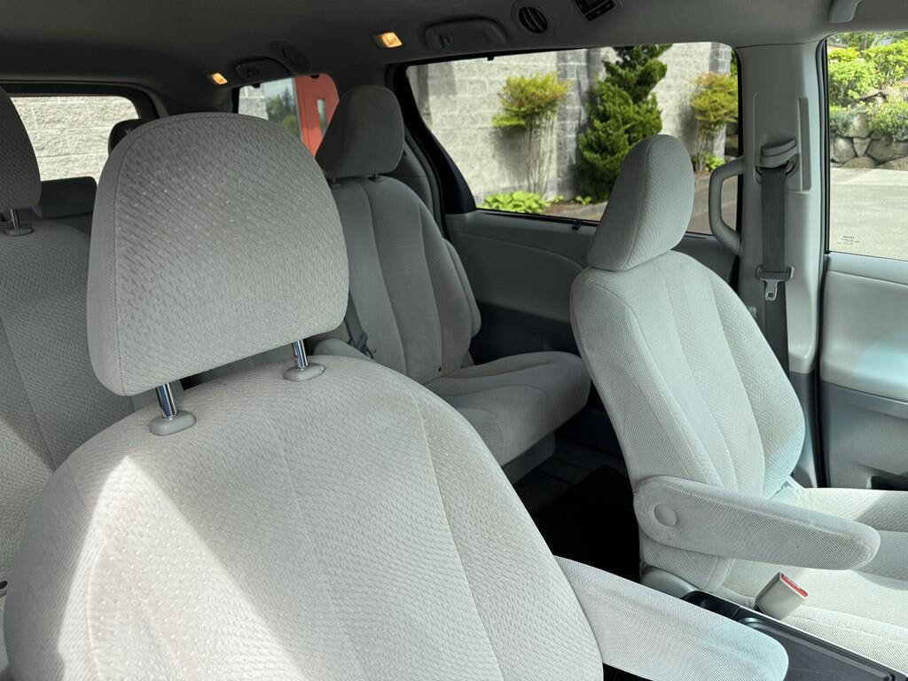 Used 2013 Toyota Sienna LE w/ Towing Pkg FWD image 17