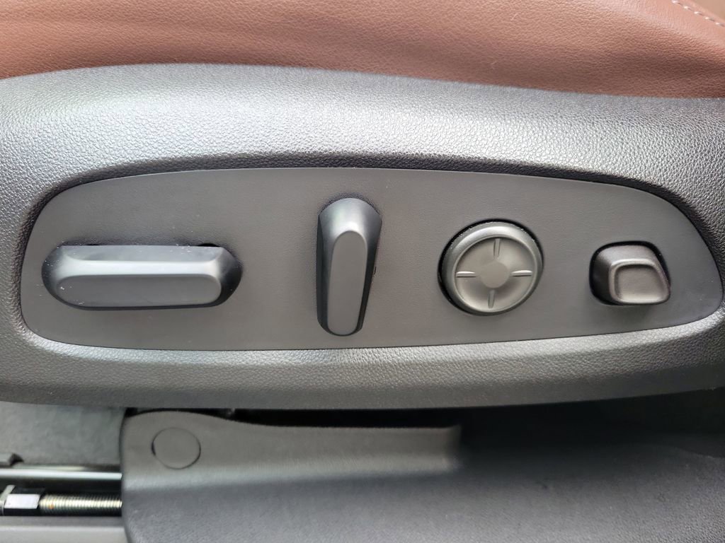 Used 2020 Buick Enclave Avenir w/ Avenir Technology Package image 17