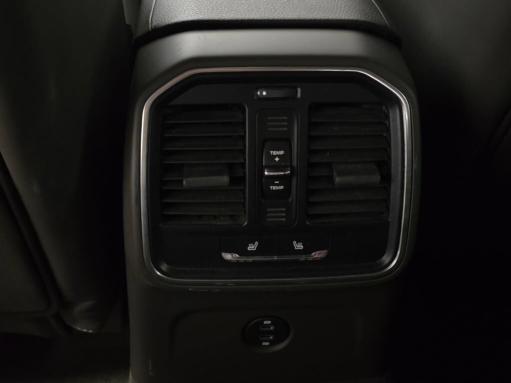 Certified 2024 Porsche Macan AWD/4WD image 21