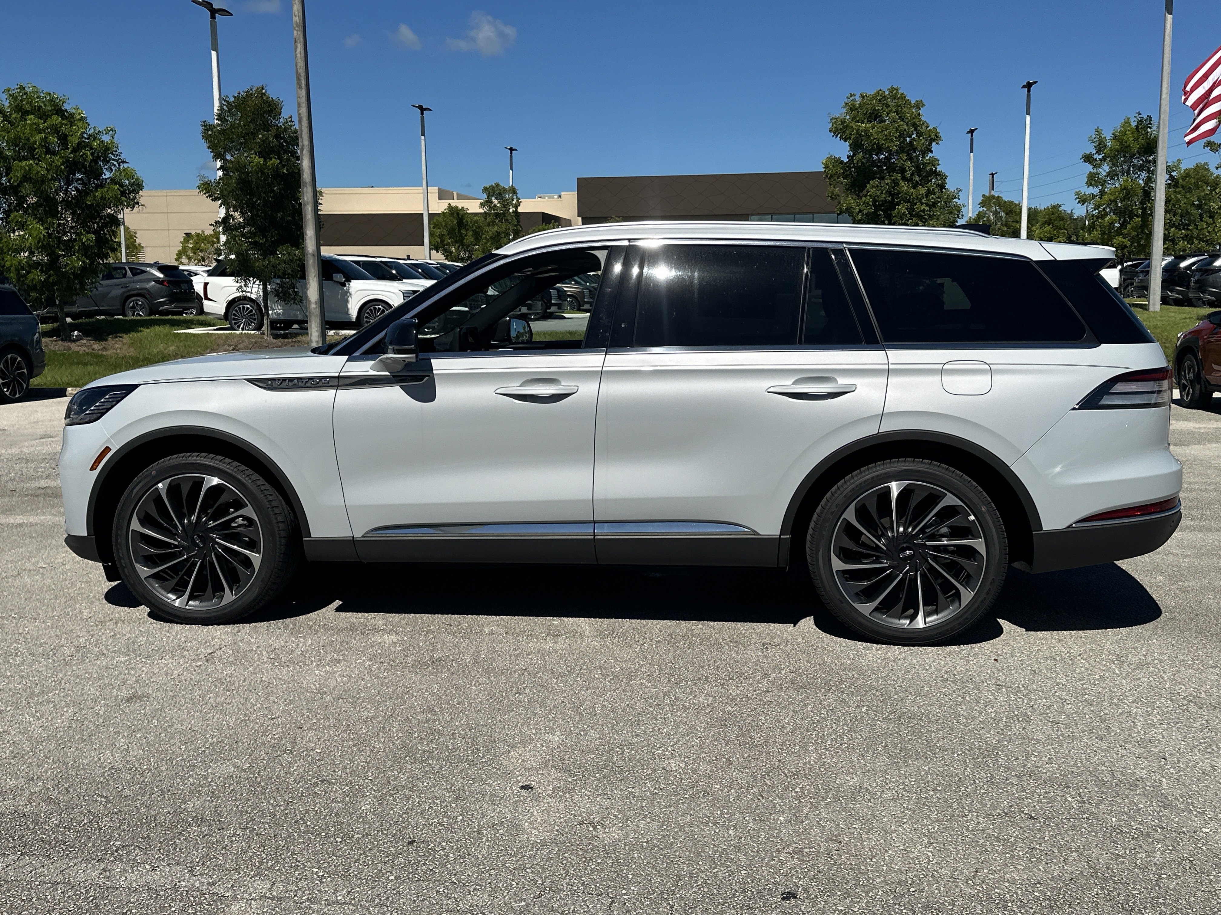 New 2025 Lincoln Aviator Reserve w/ Equipment Group 201A image 9