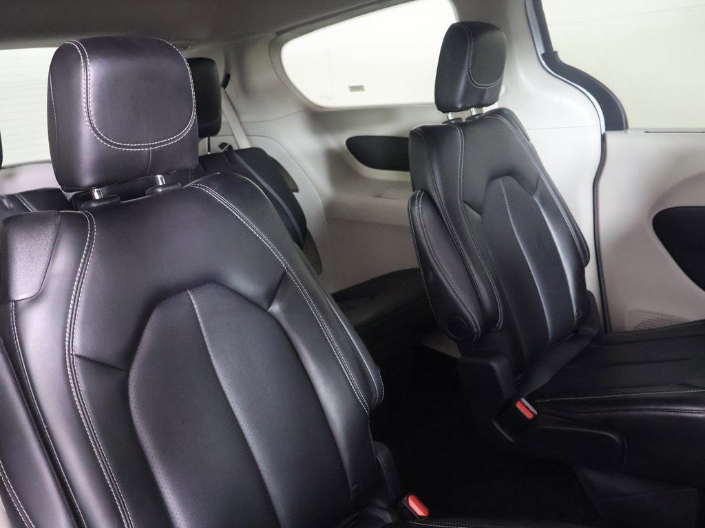 Used 2024 Chrysler Pacifica Touring-L image 32