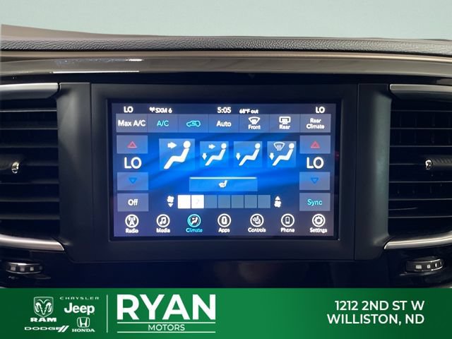 Used 2018 Chrysler Pacifica Touring-L FWD image 17