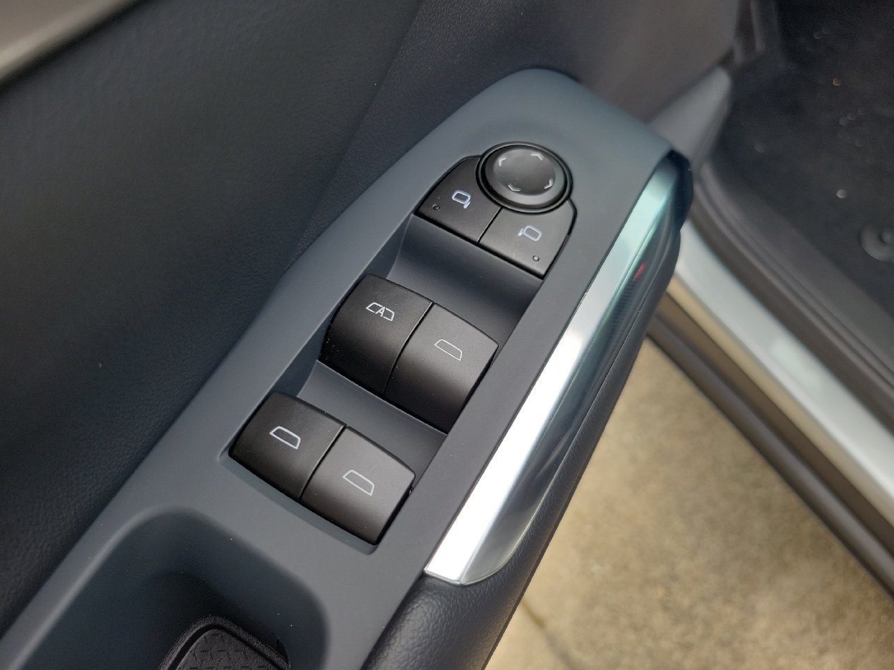 New 2027 Chevrolet Traverse LT w/ Sun and Wheel Package FWD image 14
