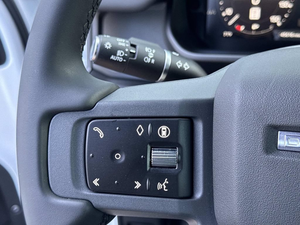 Certified 2025 Land Rover Defender 110 X-Dynamic SE AWD/4WD image 30