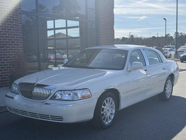Used 2006 Lincoln Town Car Signature RWD image 1