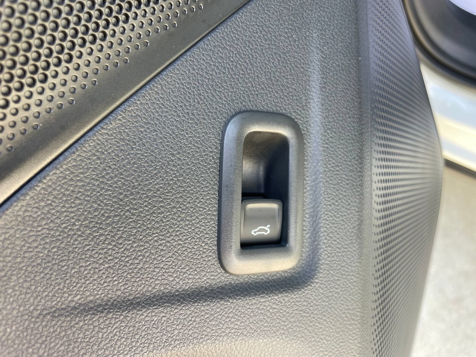 Certified 2025 Volkswagen Tiguan SE FWD image 17