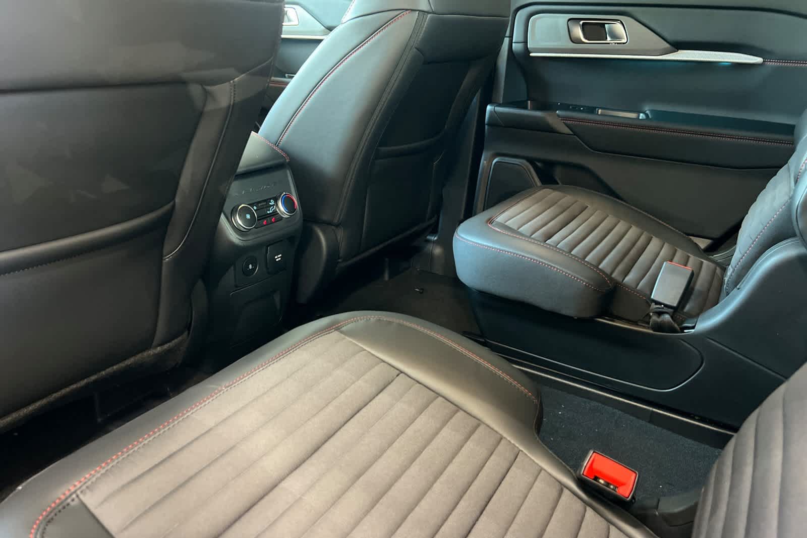 New 2026 Ford Explorer ST-Line w/ ST-Line Street Pack RWD image 4